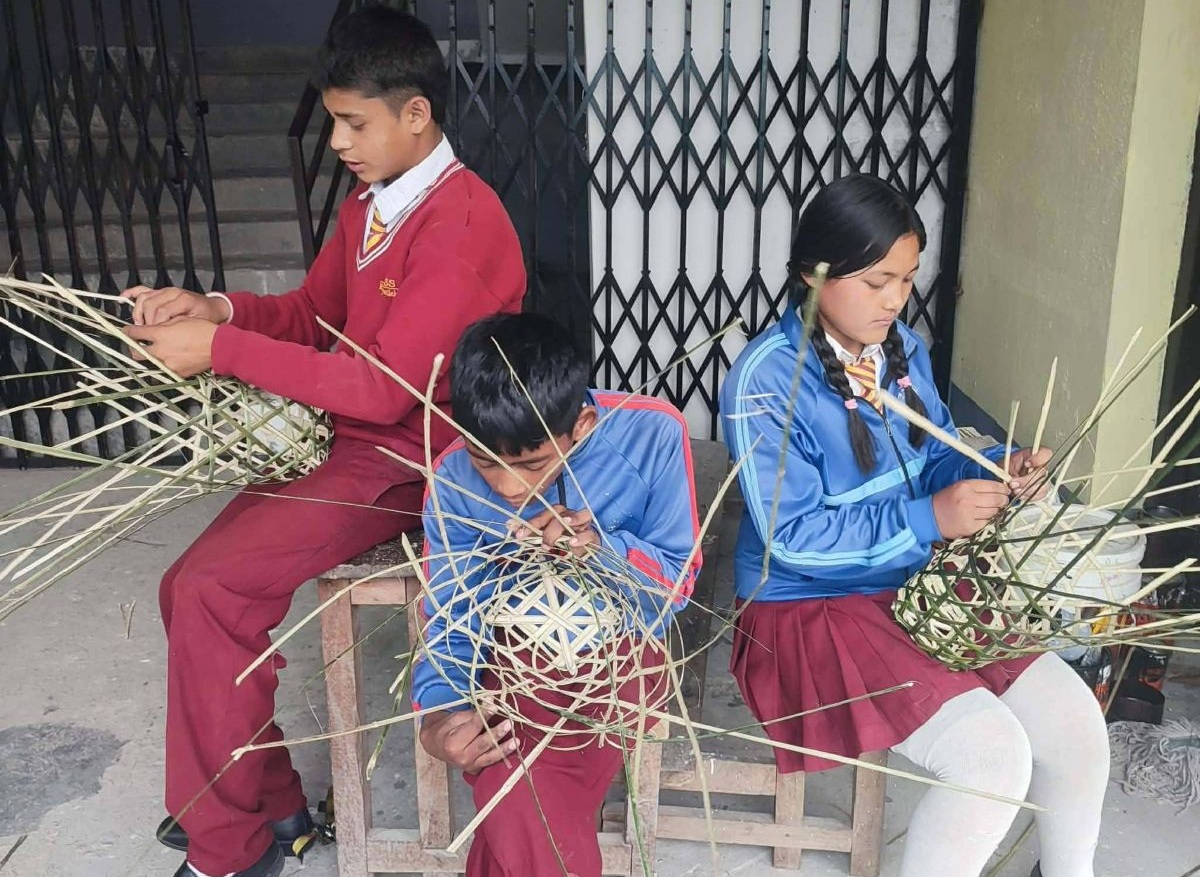 विद्यार्थीलाई चोयाको सामग्री बनाउने सीप प्रदान