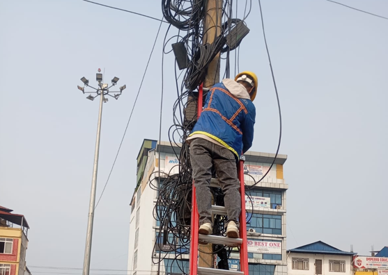 भरतपुरका सहरी क्षेत्रमा रहेका अव्यवस्थित तार हटाइँदै
