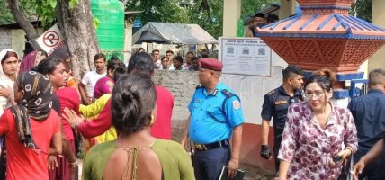 बारामा यौनिक अल्पसंख्यकहरुको अर्धनग्न प्रदर्शन, स्थिति नियन्त्रणमा लिन लाठीचार्ज