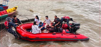 सुरक्षाकर्मी चढेको डुङ्गा नारायणी नदीमा पल्टिएपछि…