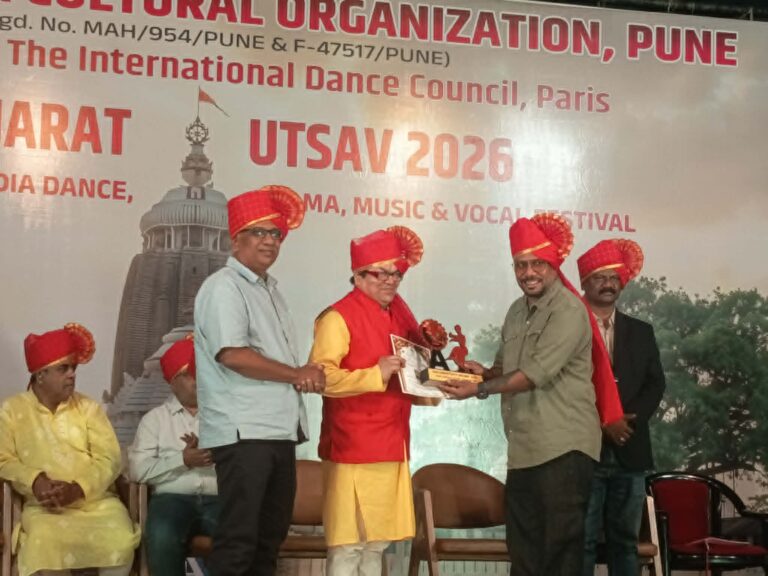 वरिष्ठ सरोदवादक सुदर्शन राजोपाध्याय भारतको पुणेमा ‘कलाक्षेत्रम’बाट सम्मानित
