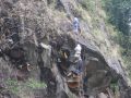 मह काढ्ने परम्परालाई जीवन्त राख्न पुस्ता हस्तान्तरण