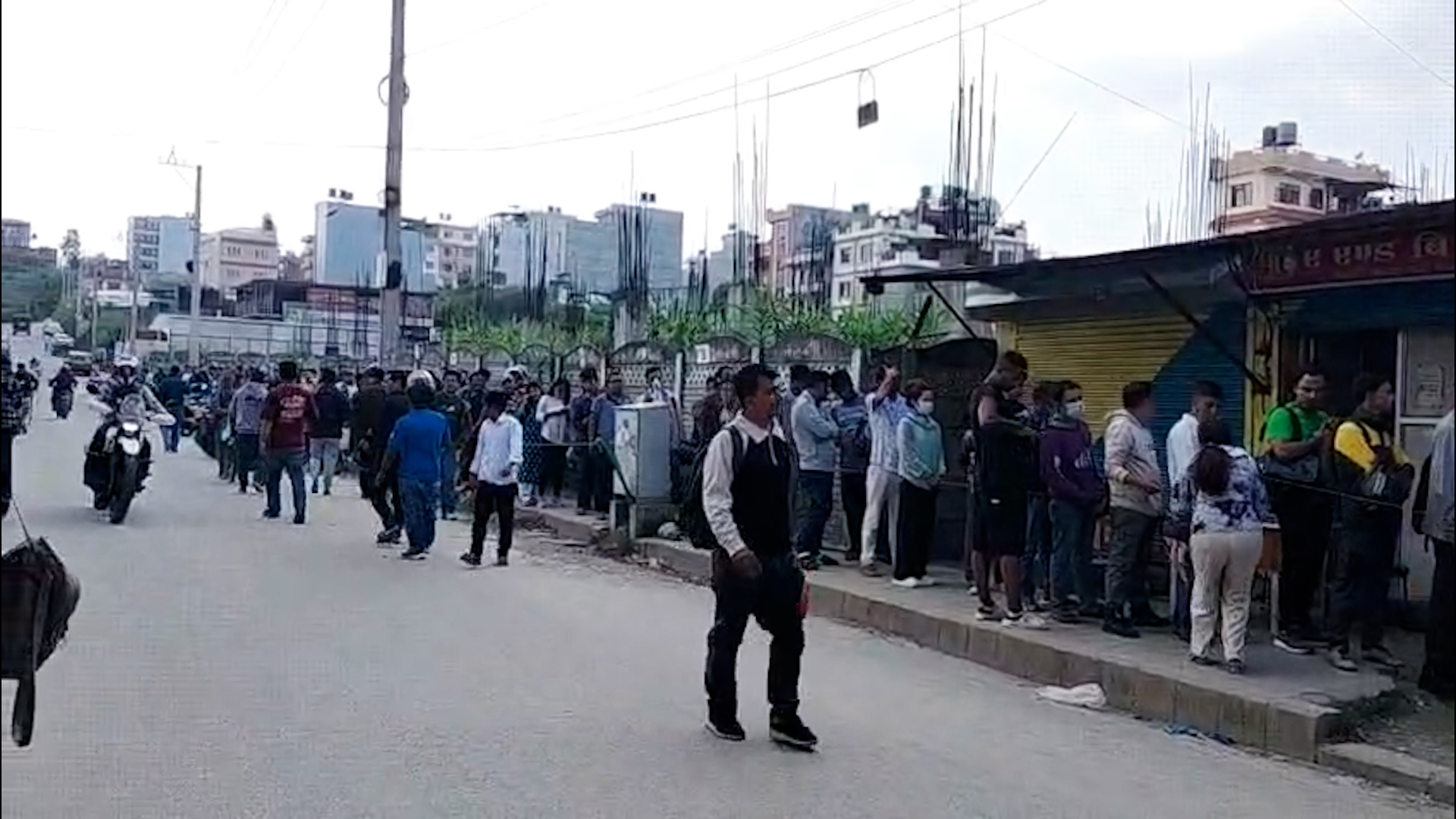 यातायात व्यवस्था कार्यालयमा लाइसेन्स लिनेहरूको भीड