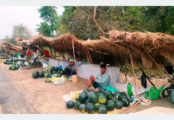 बगरमा पसिना, राजमार्गमा बजार, मुक्तकमैयाको फेरिएको दिनचर्या बगरमा पसिना, राजमार्गमा बजार, मुक्तकमैयाको फेरिएको दिनचर्या