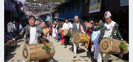 त्रिसाली मेलामा रमाउँदै यासोक