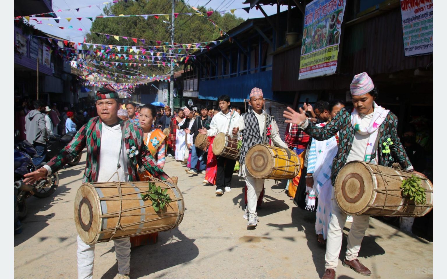 त्रिसाली मेलामा रमाउँदै यासोक