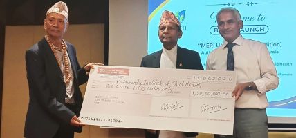 साहित्यकार कोइरालाद्वारा काठमाडौँ बाल अस्पताललाई आर्थिक सहयोग