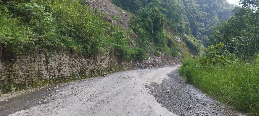 आजदेखि बेँसीसहर-चामे र मध्यपहाडी लोकमार्गमा सवारी सञ्चालनमा रोक