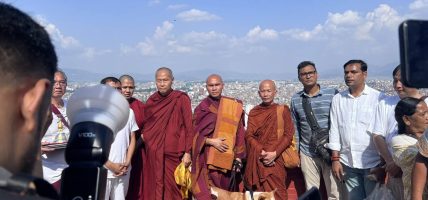 भियतनामी भिक्षुद्वारा बौद्धनाथ, स्वयम्भूनाथ र चारुमती बिहारको शान्ति पदयात्रा