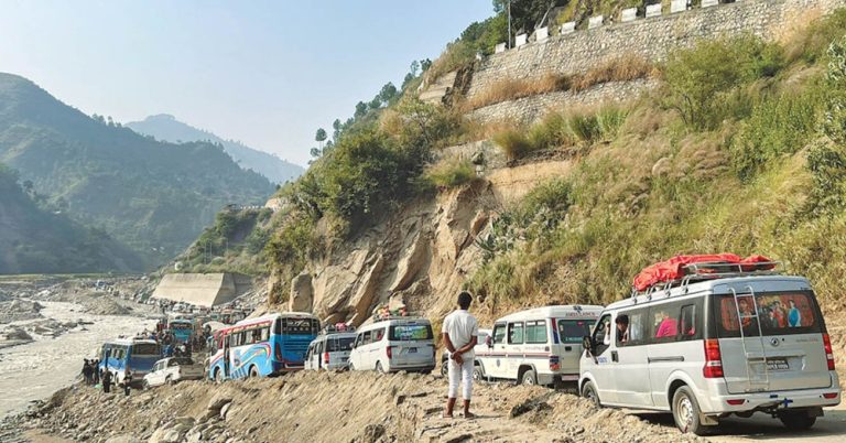 बिपी राजमार्गको रोशी क्षेत्रमा सवारी आवागमन बन्द