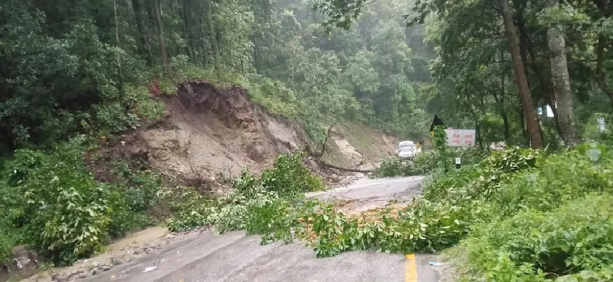 पहिरोले मेची राजमार्गको राजदुवाली खण्ड अवरुद्ध
