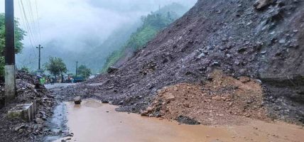 नारायणगढ–मुग्लिन सडकमा पहिरो पन्छाउने उपकरण तयारी अवस्थामा