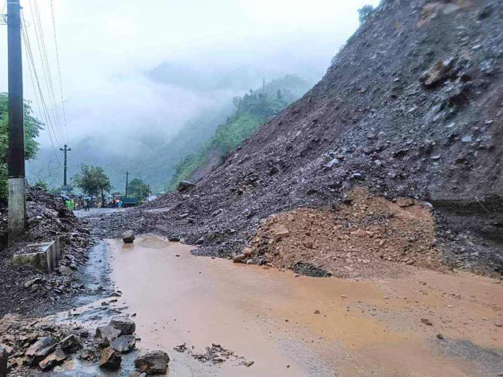 नारायणगढ–मुग्लिन सडकमा पहिरो पन्छाउने उपकरण तयारी अवस्थामा