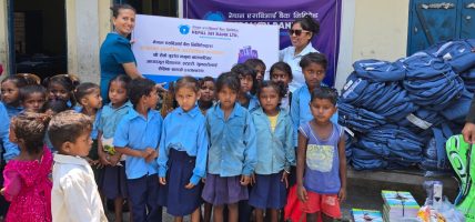 नेपाल एसबिआई बैंकद्वारा विपन्न विद्यार्थीलाई शैक्षिक तथा खेलकुद सामग्री वितरण
