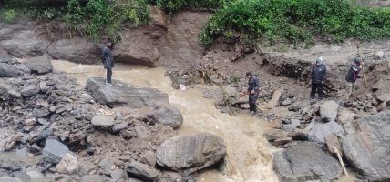 बाढीले अवरुद्ध मध्यपहाडी लोकमार्ग खुलाउने प्रयास जारी