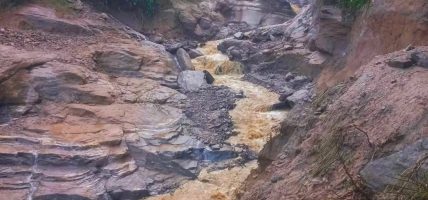 पङ्खुखोलामा आएको बाढीले दिक्तेल(चखेवाभञ्ज्याङ सडक अवरुद्ध