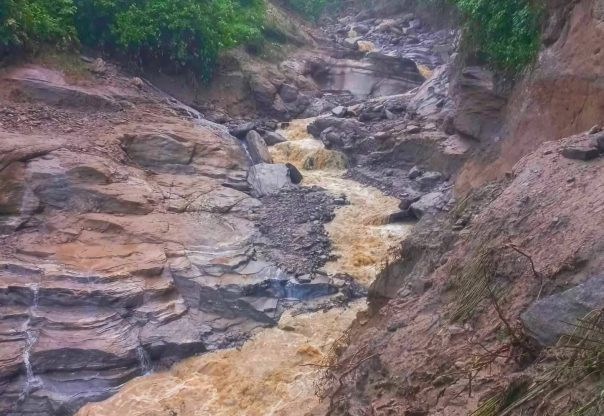 पङ्खुखोलामा आएको बाढीले दिक्तेल(चखेवाभञ्ज्याङ सडक अवरुद्ध पङ्खुखोलामा आएको बाढीले दिक्तेल(चखेवाभञ्ज्याङ सडक अवरुद्ध