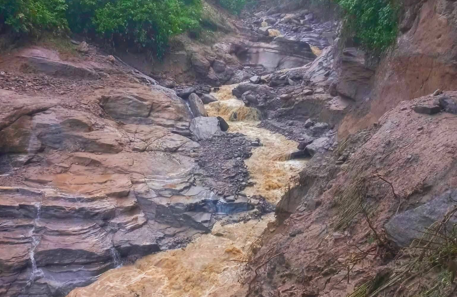 पङ्खुखोलामा आएको बाढीले दिक्तेल(चखेवाभञ्ज्याङ सडक अवरुद्ध