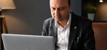 चिरञ्जीवी अधिकारीको प्रश्न : सफ्टवेयर उद्योगलाई प्रोत्साहन कि सरकार नै प्रतिस्पर्धामा उत्रिने ?