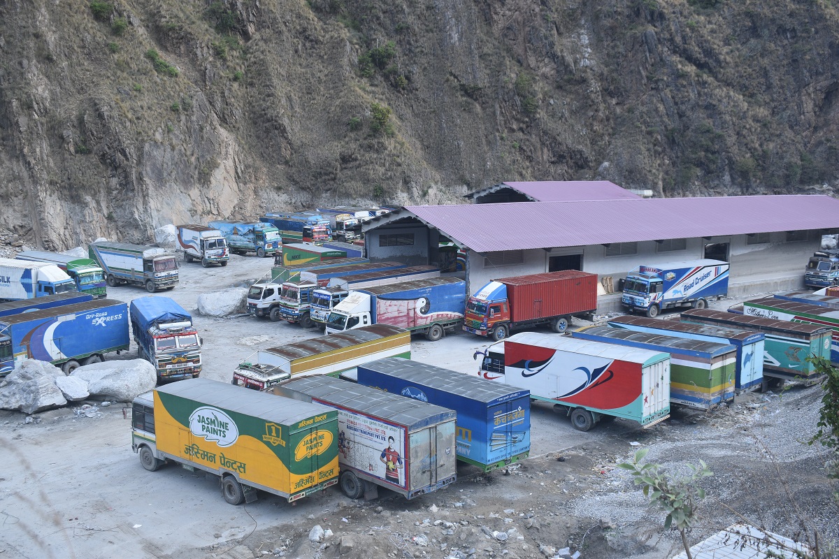 तीन करोड ५१ लाखभन्दा बढीको अवैध सामग्री बरामद