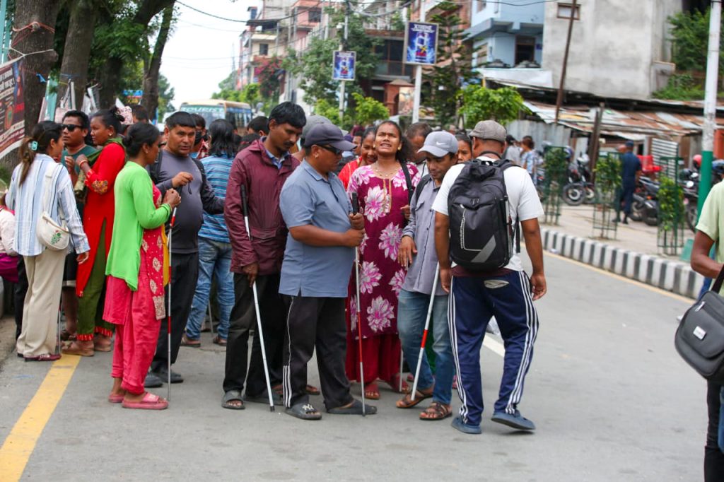 रोजीरोटीका लागि दृष्टिविहीनहरू सडकमा
