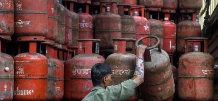 भारतमा एलपी ग्यासको मूल्य बढ्यो, नेपालमा के होला ?