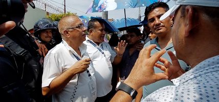 कर्णाली विकास बैंकका निक्षेपकर्ताद्वारा बैंकको कार्यालय घेराउ (भिडियो सहित)