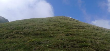 बाजुराको हिमाली सौन्दर्य : जहाँ बादलले चुम्छन् डाँडाकाँडा, हिमालले ओढ्छन् हरियालीको चोली