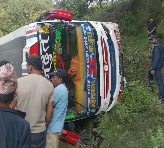 बाजुरा बस दुर्घटना अपडेट : २३ जनालाई जिल्ला अस्पताल ल्याइयो, एक जनालाई अछाम रेफर
