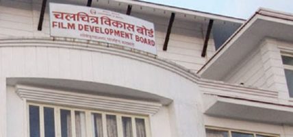 दर्शक भेट्दै कलाकार