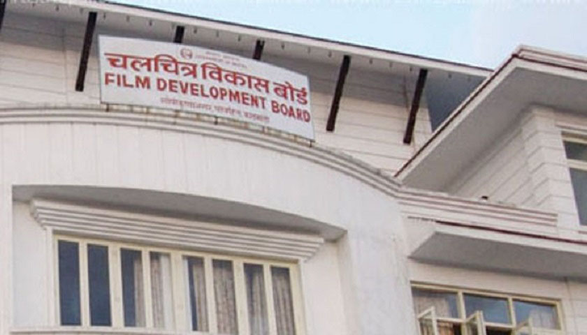 दर्शक भेट्दै कलाकार