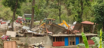 कैलालीमा वन अतिक्रमण हटाइयो, ४७ संरचना भत्काइए