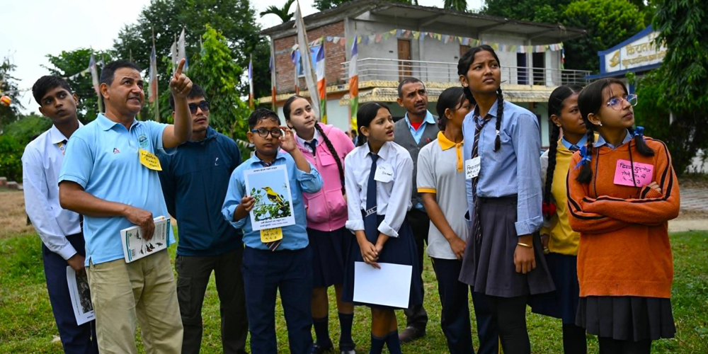 दुर्लभ चरा खोज्दै र चिनाउँदै संरक्षणकर्मी