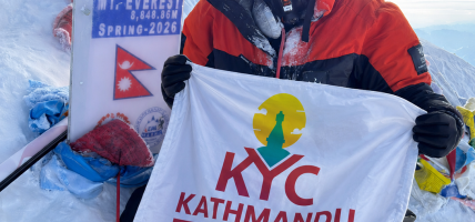 सगरमाथामा फहरियो काठमाडौं युथ कन्क्लेभको झण्डा