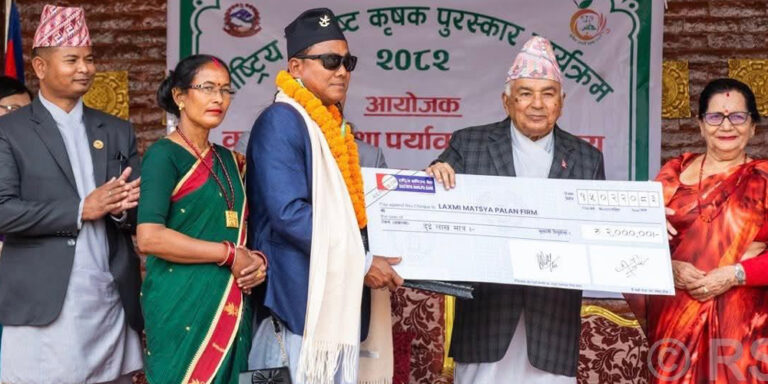 विदेशबाट फर्किपछि माछापालनः लाखौँ आम्दानी गर्दै लालझाडीका ‘चौधरी’