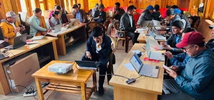 सिमकोट गाउँपालिकाद्वारा २० विद्यालयलाई ल्यापटप वितरण