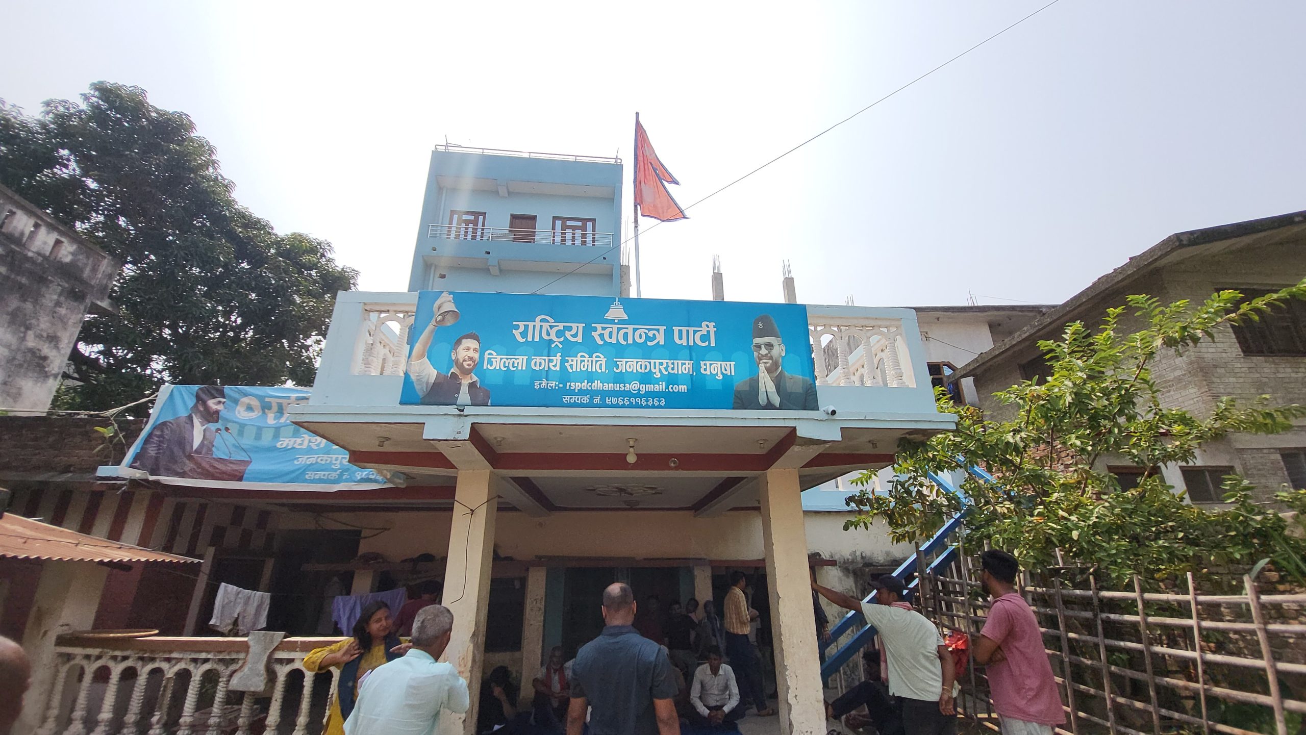 रास्वपा धनुषामा किचलो, कार्यकर्ताहरुले लगाए पार्टी कार्यालयमा ताला (भिडियो सहित)
