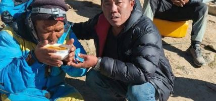 सगरमाथा क्षेत्रमा बेपत्ता दावा शेर्पा जीवितै फेला