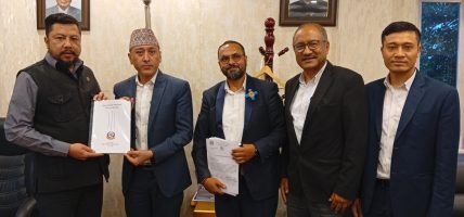 ऊर्जामन्त्री श्रेष्ठ समक्ष जलविद्युत् आयोजनाको अनुमति समीक्षा प्रतिवेदन पेस