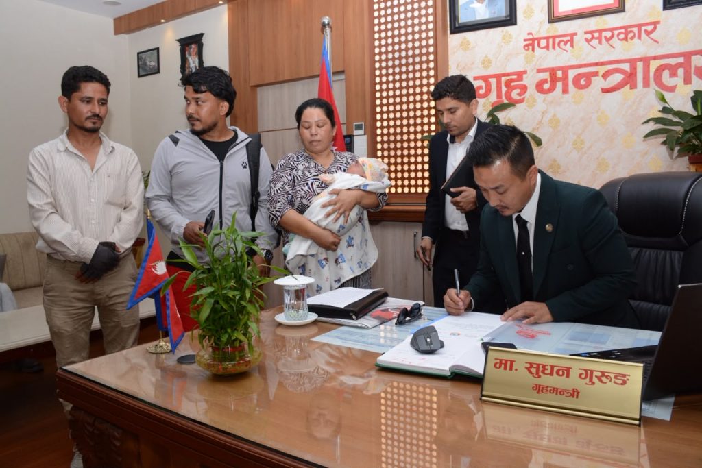 सुजन बिकका आफन्तले गृहमन्त्री गुरुङसँग राखे न्यायको माग