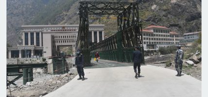 रसुवागढीमा मालवाहक सवारीसाधन आवतजावतमा रोक