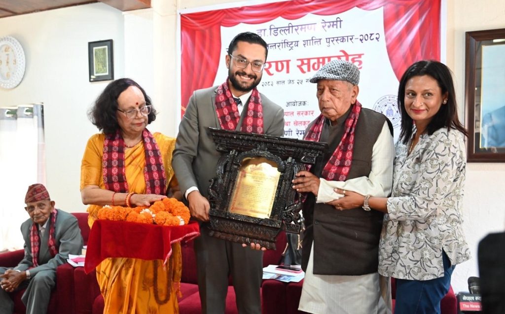 शिक्षामन्त्री पोखरेलद्वारा डा. डिल्लीरमण रेग्मी राष्ट्रिय तथा अन्तर्राष्ट्रिय शान्ति पुरस्कार प्रदान