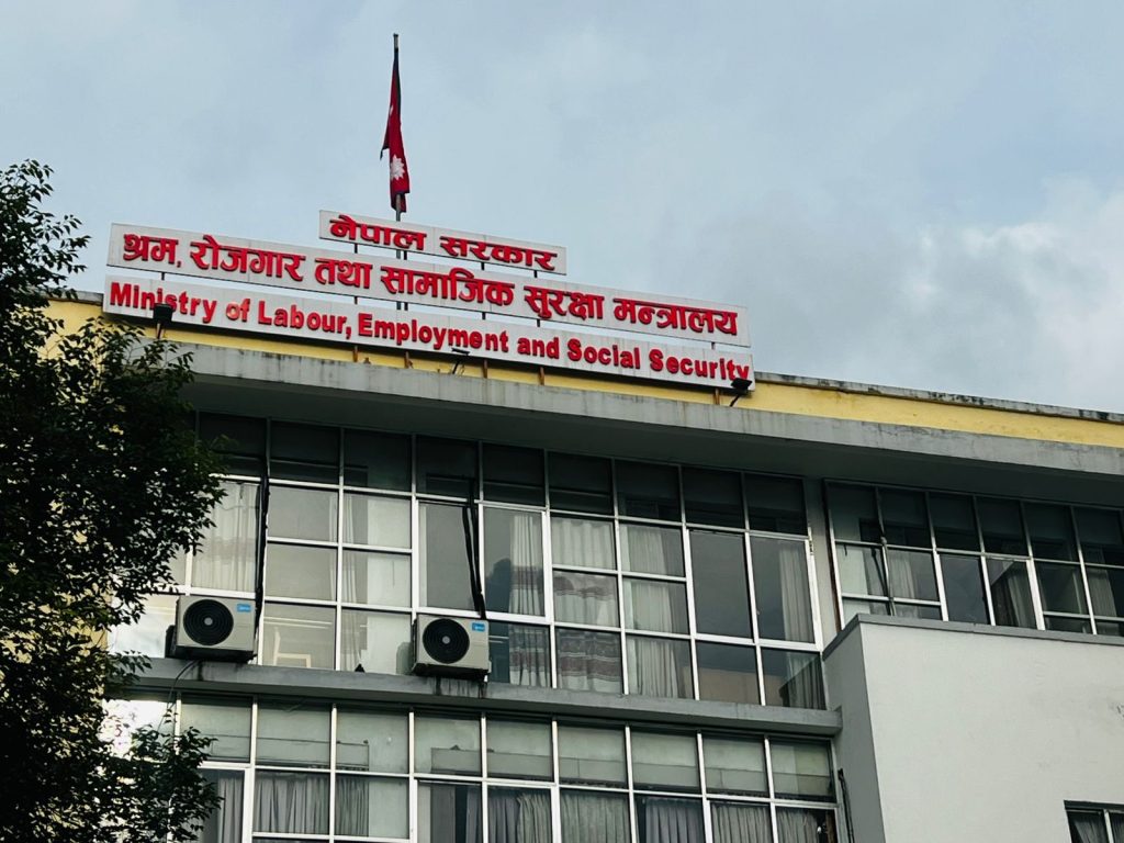 श्रम मन्त्रालयद्वारा ‘फ्रन्टलाइन’ अस्पतालको अनुगमन