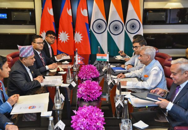 परराष्ट्रमन्त्रीको भारत भ्रमण् नेपाल–भारत सम्बन्धलाई नयाँ उचाइमा पुरयाउने प्रतिबद्धता परराष्ट्रमन्त्रीको भारत भ्रमण् नेपाल–भारत सम्बन्धलाई नयाँ उचाइमा पुरयाउने प्रतिबद्धता