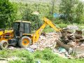गुहेश्वरी क्षेत्रमा अवैध टहरा हटाउँदै महानगर
