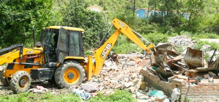गुहेश्वरी क्षेत्रमा अवैध टहरा हटाउँदै महानगर