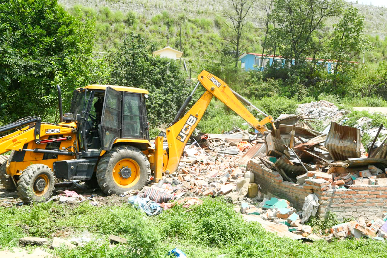 गुहेश्वरी क्षेत्रमा अवैध टहरा हटाउँदै महानगर