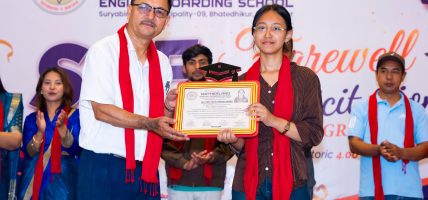 मदरल्याण्डमा ४ जिपिए ल्याउने विद्यार्थीलाई नगदसहित सम्मान