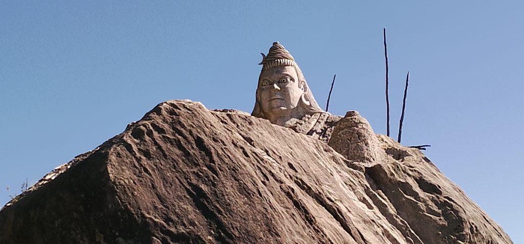 खोटाङको साप्सु खोलाका ढुङ्गामा माझिँदै छन् मूर्तिकारका सीप
