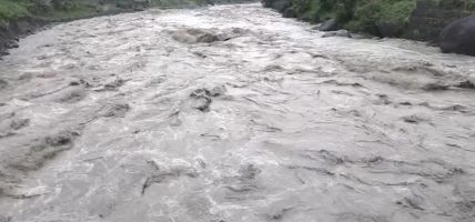 भोटेकोसीमा गाडी खसेपछि खोजी तथा उद्धारमा खटेकालाई हौसला दिन गृहमन्त्री घटनास्थलमा